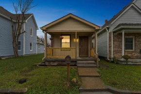 Updated Bunk House 4 Minutes to Lucas Oil - 8 Minutes to Downtown home
